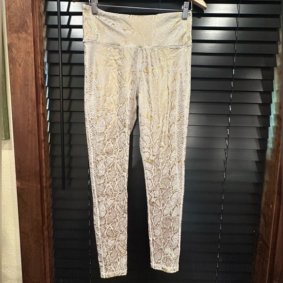 NWOT Mono B Gold and Cream Snake Print Leggings - Picture 1 of 4
